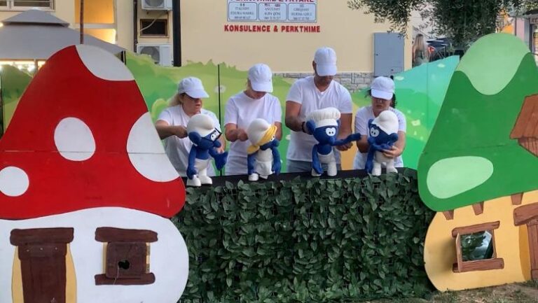 Teatri Kombëtar i Kukullave shkon në Lezhë, shfaqja Smërfët dhe Gargamela ndiqet me interes