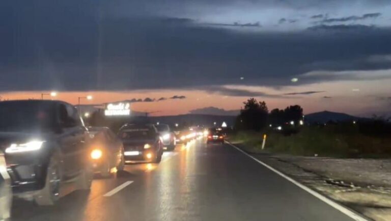 Moti i keq shkakton kaos në Lezhë, vijon prej më shumë se 6 orësh trafiku i rënduar