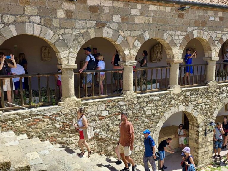 Pafund turistë në parkun e Apolonisë, Rama poston fotot