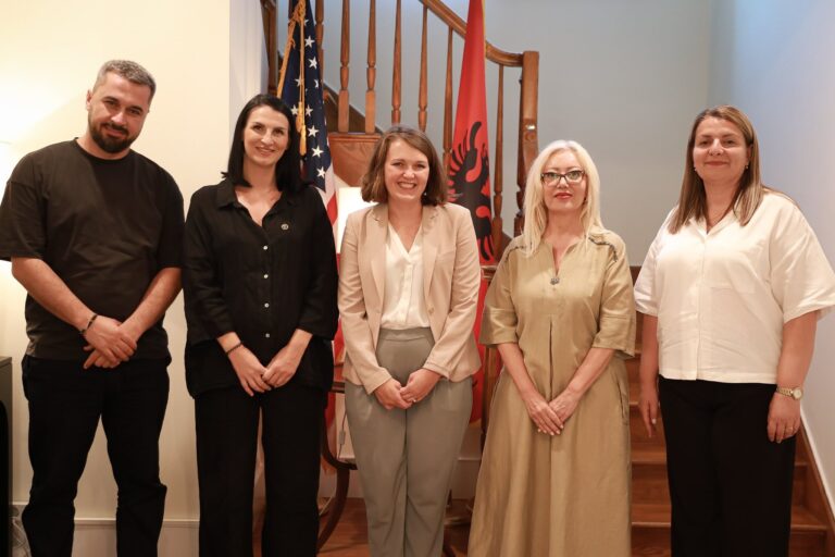 Personeli i Ambasadës Amerikane takohet me deputetët e rinj të dalë nga 11 Maji: Presim me kënaqësi të punojmë