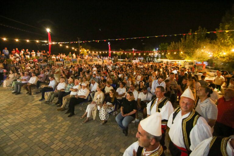 Ul siparin skena e “Vajza Fest 2025”, në një natë spektakolare festive