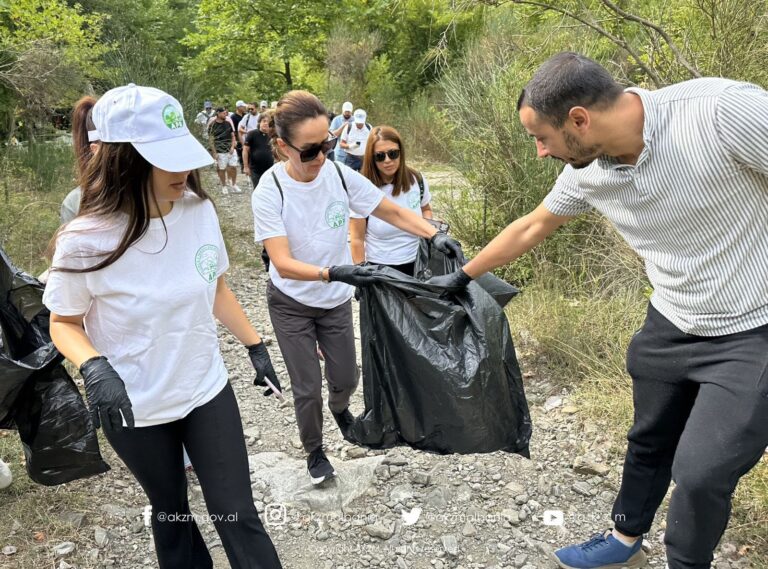 “Male të Pastra”, Rama poston fotot: Qindra vullnetarë pjesë e aksionit të pastrimit në 10 Parqe Kombëtare