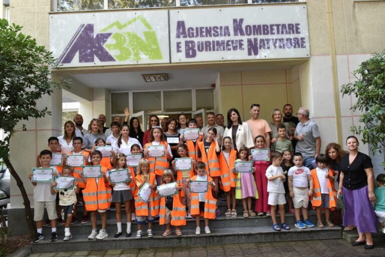AKBN hap dyert për fëmijët e punonjësve, zv/kryeministrja Balluku: Një ditë e veçantë