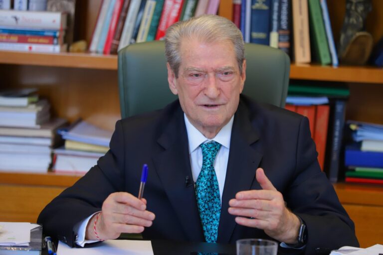 ”Medaljet për zjarrfikësit janë tallje”, PD: Vendit i mungojnë mjetet, jo lëvdatat