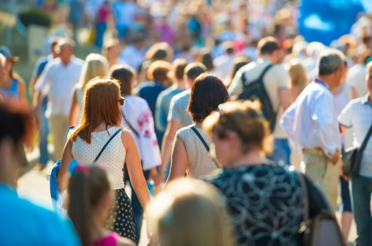 Çfarë po ndodh me të rinjtë në Shqipëri? Vendi ynë humbet 6.4% të meshkujve 25-29 vjeç brenda një viti