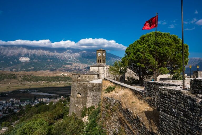 “Arratisje” në fundjavë, Gjirokastra destinacion kryesor – 48,273 turistë të huaj dhe vendas “pushtojnë” kalanë në korrik