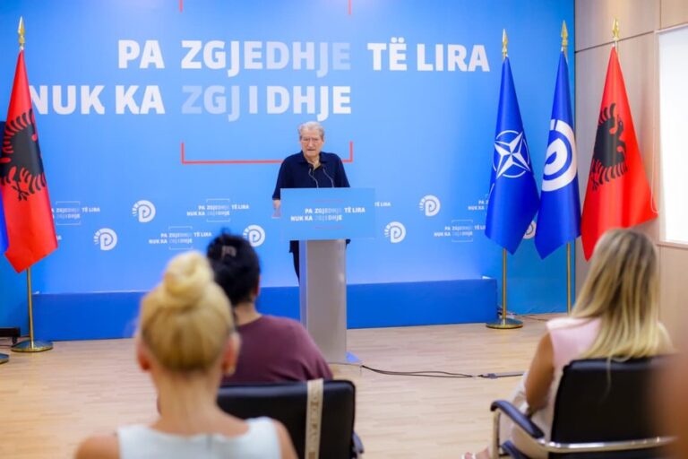 Situata me zjarret, Berisha: Qytetarët të braktisur, ushtria përdoret për të konfiskuar kompjuterët e gazetarëve