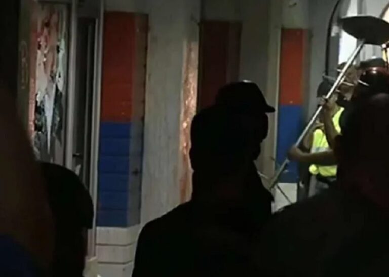 Protesta, në Novi Sad thyhen zyrat e partisë së Vuçiçit
