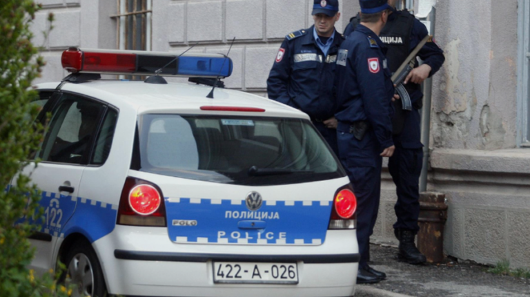 Tentoi të grabisë ish-burrin e të dashurës, Polici bie nga dritarja dhe vdes