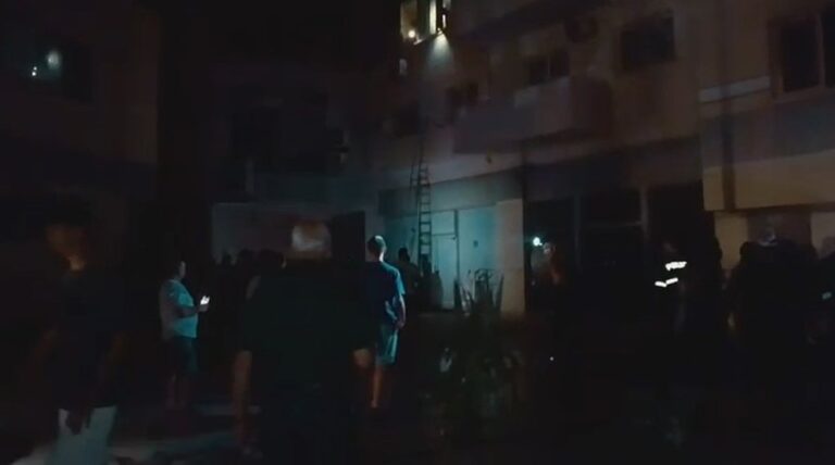 Zjarr në një pallat, evakuohen banorët