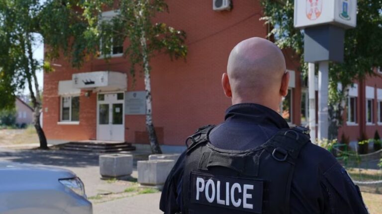 Policia bastis shtëpinë e të arrestuarës për spiunazh