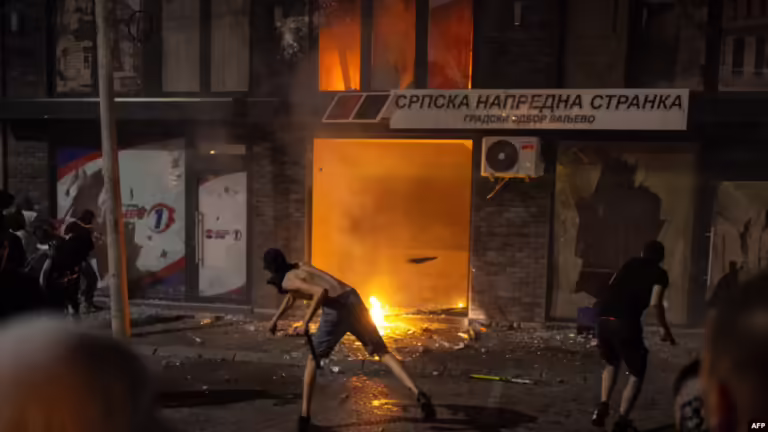 Vazhdojnë përleshjet mes protestuesve dhe policisë në tri qytete serbe