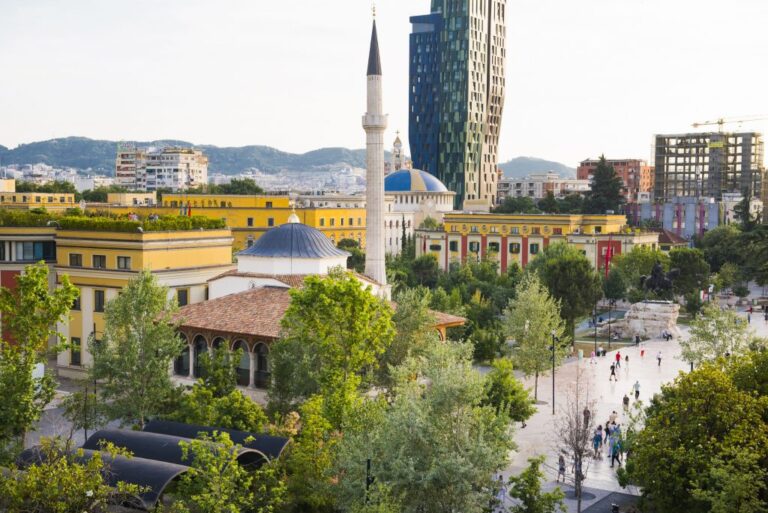 “The National”: Tirana në 48 orë: Vizitoni atraksionet kryesore të kryeqytetit plot jetë të Shqipërisë