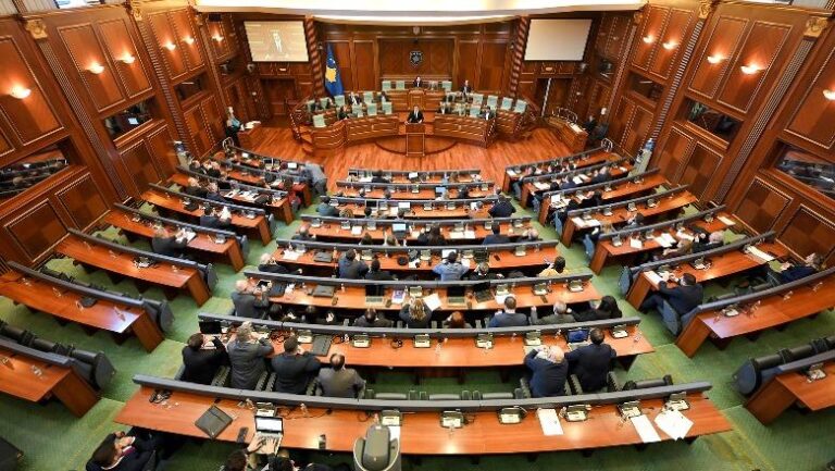 Kriza politike, në rrezik janë edhe pagat e mijëra qytetarëve