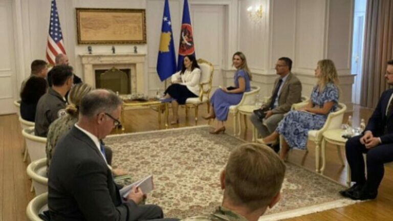 Presidentja Osmani pret zv/ndihmës Sekretarin amerikan të Shtetit, fokusi te bashkëpunimi ushtarak i Kosovës me SHBA