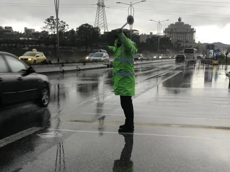 Qytetari: Mjeti në Tiranë, gjobën e vuri Rrugorja në Tepelenë! Policia: Ishte me shpejtësi, kemi pamjet