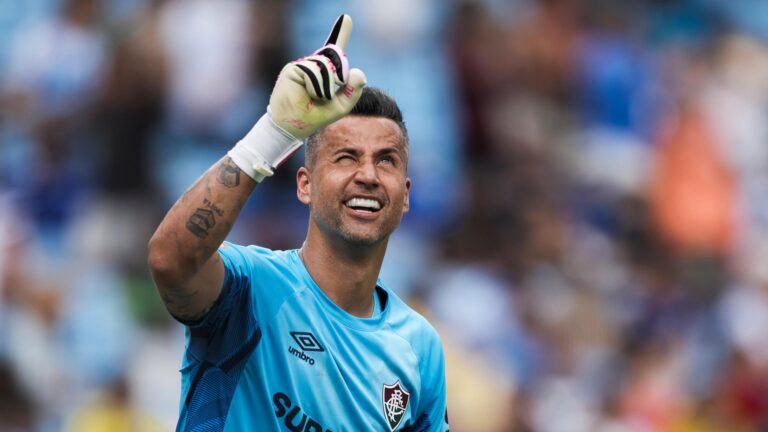 Fabio hyn në histori, portieri brazilian thyen rekordin botëror të ndeshjeve të luajtura në futboll