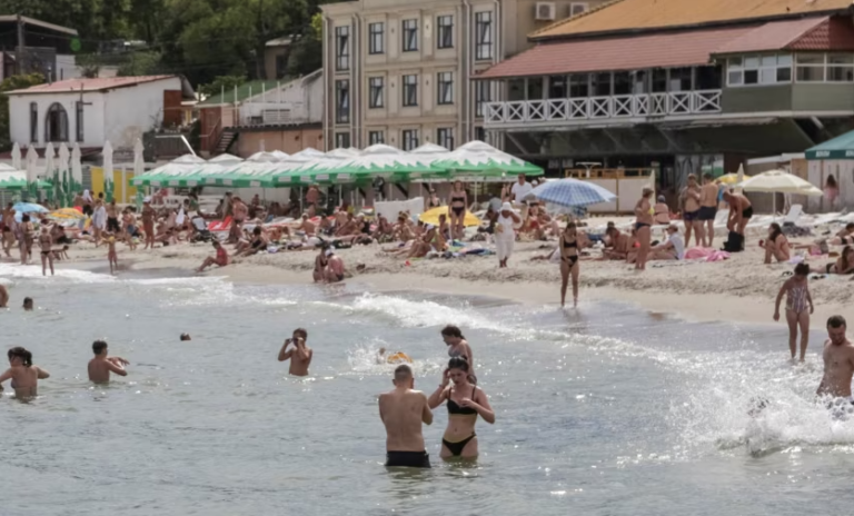 REL: Ukrainasit mbushin plazhet e Odesës, pavarësisht sulmeve ruse