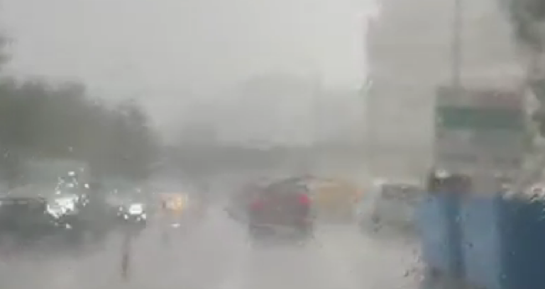 VIDEO/ Shi në formë stuhie e breshër në gusht, në zonën e Liqenit në Tiranë krijohet trafik