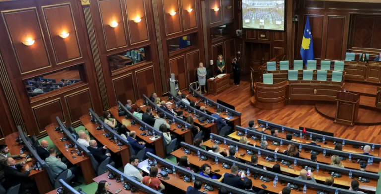 Kushtetutesja në Kosovë: Votim i hapur për kryeparlamentarin