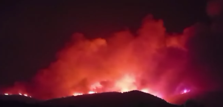 Flakët në Delvinë jashtë kontrollit, arrijnë afër puseve të naftës