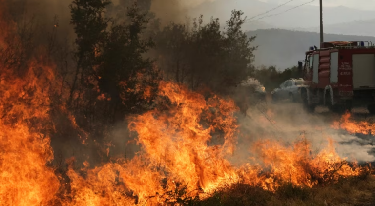 Situatë alarmante, flakët përfshijnë fshatin Leftrehor, banorët largohen me vrap