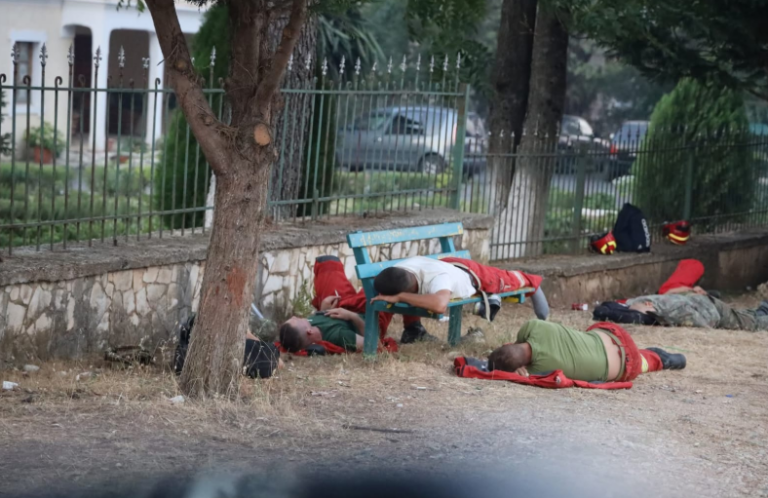 Foto e Ditës: Zjarrfikës të shtrirë përtokë në Delvinë