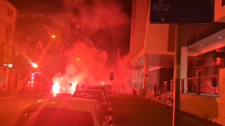 Plas keq në Beograd/Protestat kundër Qeverisë në Serbi shoqërohen me tensione dhe incidente