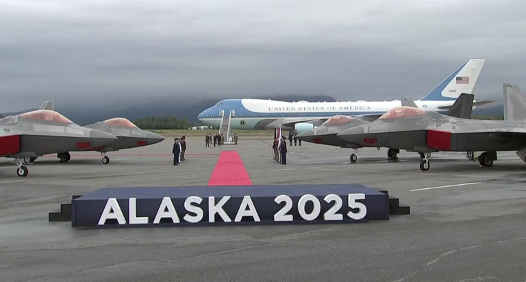 VIDEO/ Donald Trump mbërrin i pari në Alaskë, samiti me Putin nis në orën 21:00