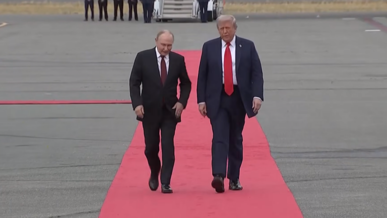 VIDEO/ Pas 6 vitesh, Trump dhe Putin takohen në Alaskë