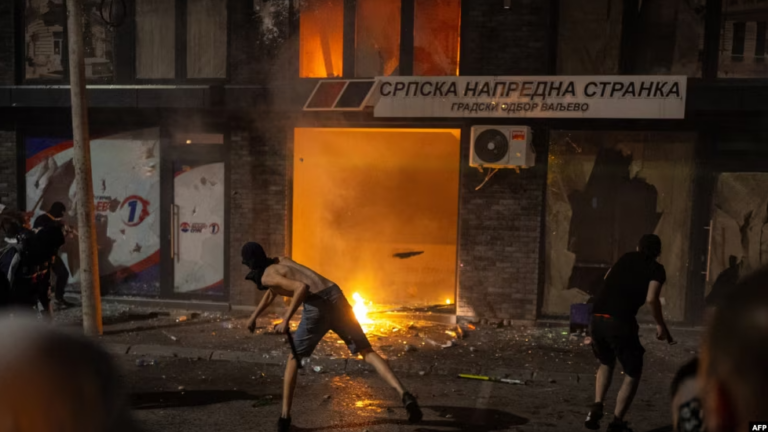 Protestuesit serbë djegin zyrat e partisë së Presidentit Vuçiç