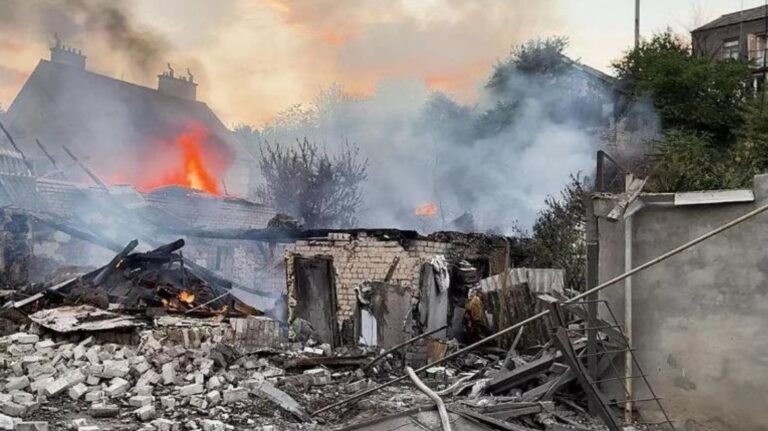 Ukraina feston Ditën e Pavarësisë ndërsa sulmet ruse vazhdojnë