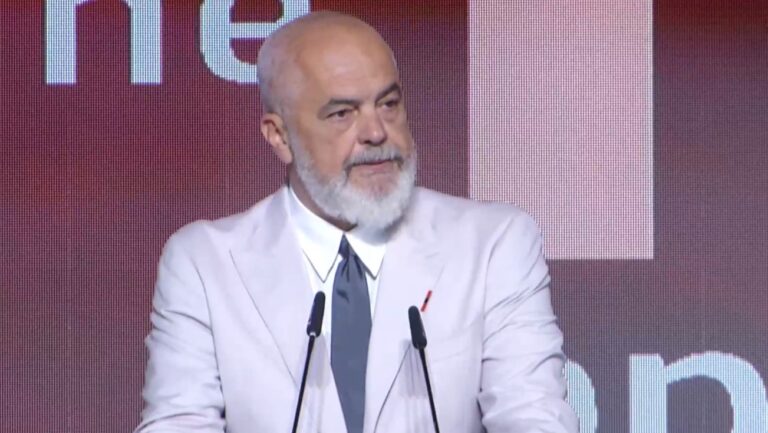 Kryeministri Rama nderon forcat që guxuan për të shpëtuar të tjerët gjatë operacioneve kundër zjarreve