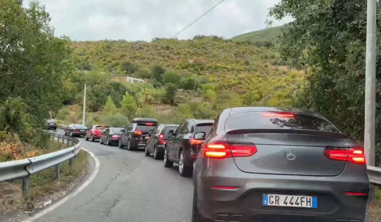 Stuhia tremb pushuesit, trafik i rënduar në aksin Shkodër-Lezhë dhe Lezhë-Milot