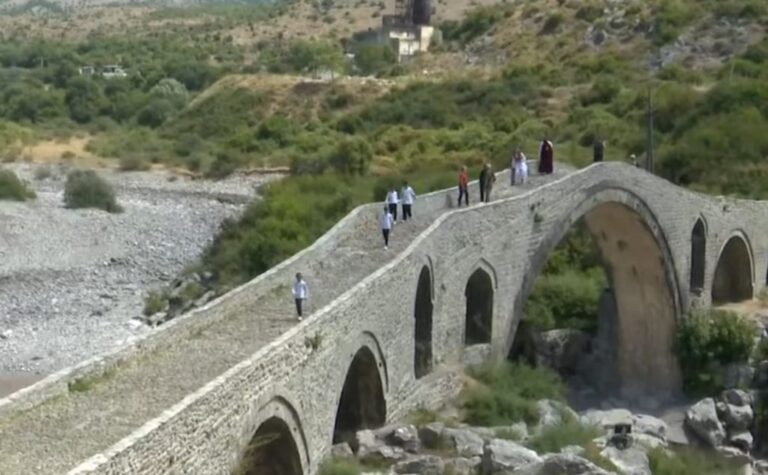 VIDEO/ Beci: Turistët e huaj të befasuar nga tradita, historia dhe monumentet e kulturës në Shkodër