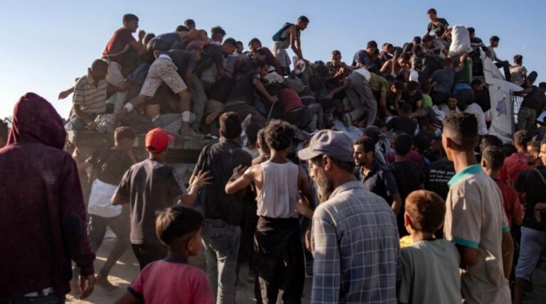 Ndihmat kthehen në tragjedi në Gaza, kamioni me ushqime përplas turmën, dhjetëra viktima