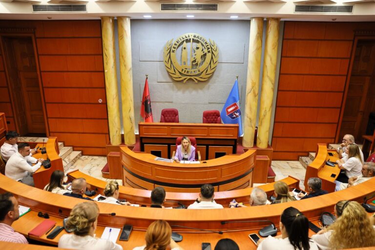 Fillimi i vitit të ri shkollor, Anuela Ristani: Hapim 5 shkolla të reja dhe japim kompensim financiar për fëmijët në nevojë