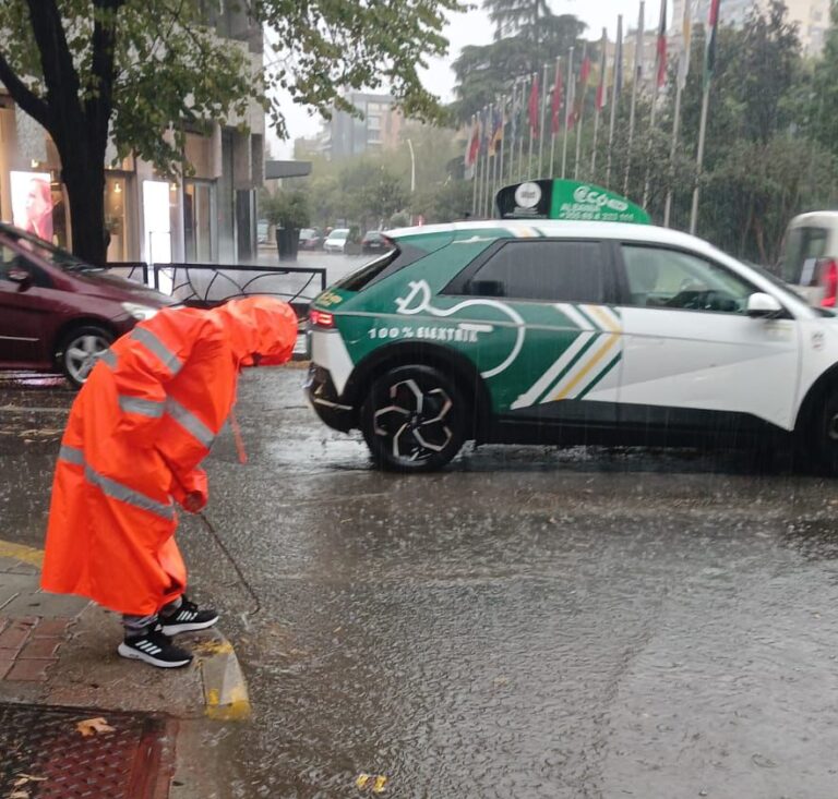 Shirat e rrëmbyeshëm në Tiranë, ekipet e Bashkisë në terren për menaxhimin e situatës
