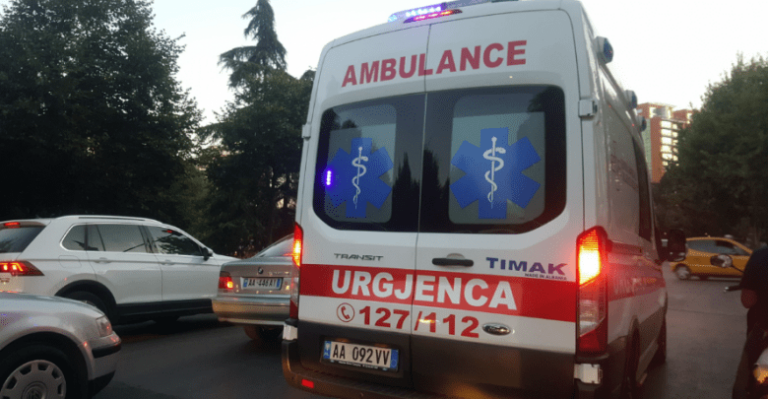 Aksident në hyrje të autostradës Elbasan-Tiranë, dy të plagosur