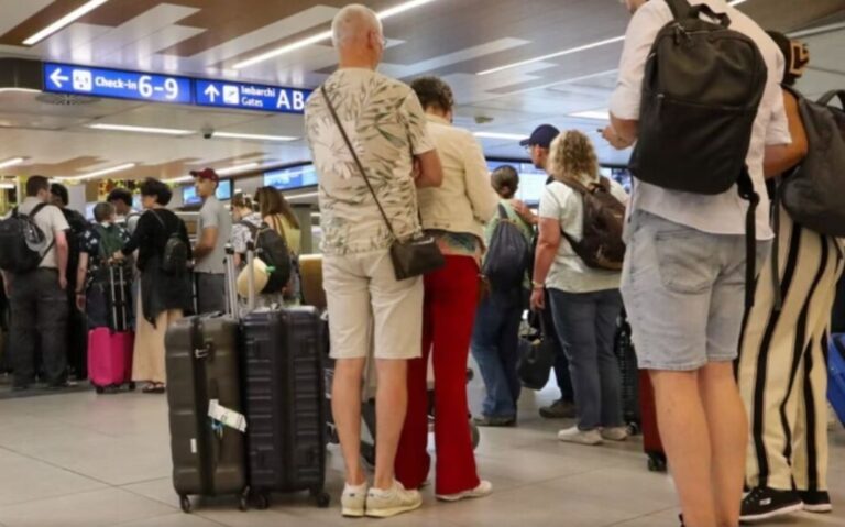Skandal në Barcelonë! Djalit 10-vjeçar i skadon pasaporta, prindërit e braktisin në aeroport për të mos humbur fluturimin
