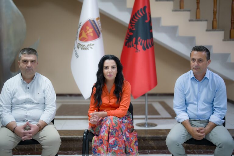 Balluku prezanton administratorët e rinj në Fier: Shërbime më të lehta për qytetarët