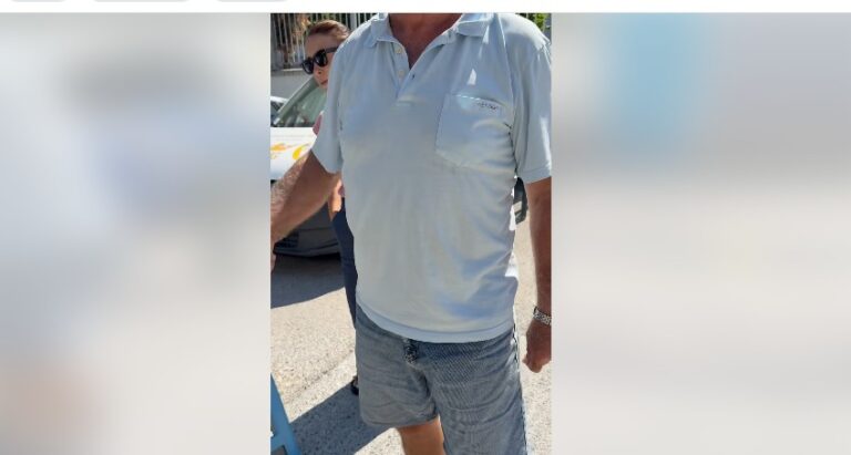 “Pse ia merr lekët?!”/ Erion Braçe përplaset me qytetarin që u merr para banorëve kur parkojnë në rrugë