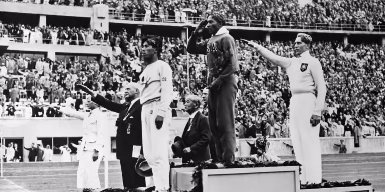 Jesse Owens triumfon në Berlin përballë Adolf Hitlerit, kur një atlet me ngjyrë shkatërroi mitin e racës superiore