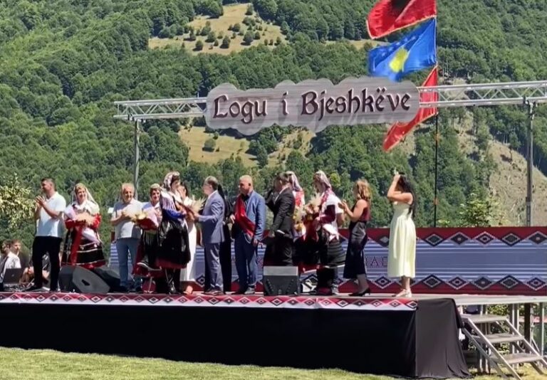 Malësorja Aurora Lulaj shpallet “Miss Bjeshka 2025”, kurorëzohet nga Presidenti, Bajram Begaj