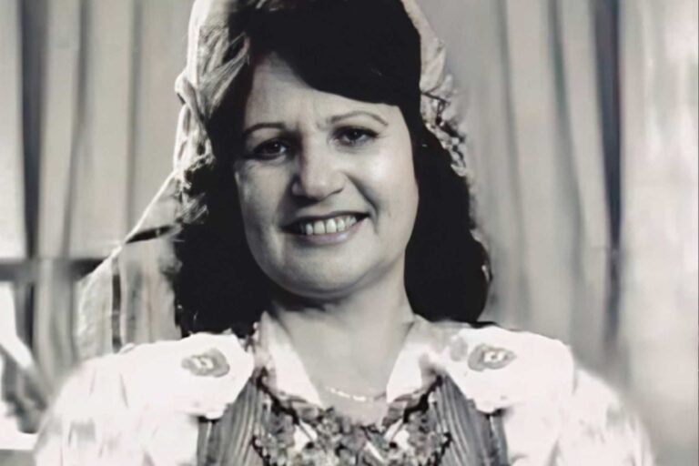 Naile Hoxha, këngëtarja që na la një trashëgimi që nuk është vetëm këngë, por është vetë kujtesa jonë shpirtërore