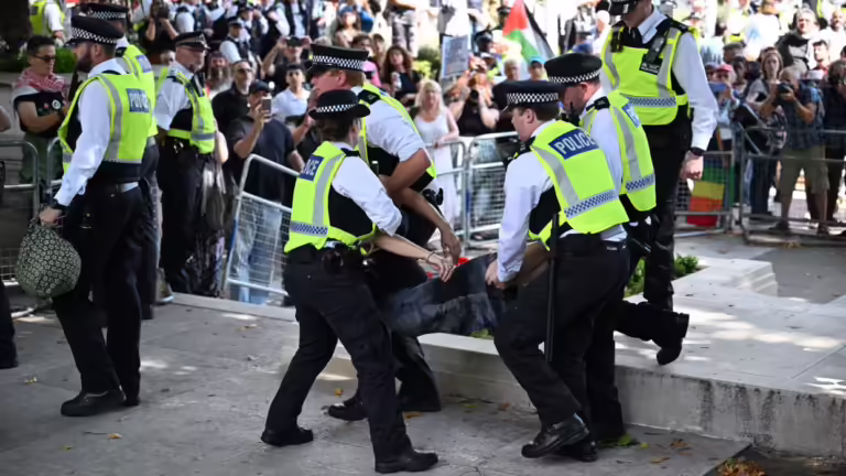 Britanikët protestojnë kundër strehimit të azilkërkuesve në hotele, tensione të ashpra