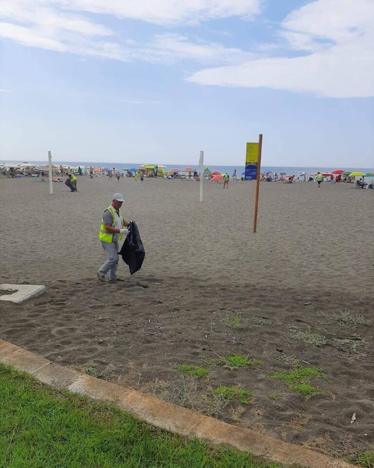 Kryeministri Rama ndan fotot: Turistë e qytetarë bashkohen vullnetarisht për të pastruar plazhet
