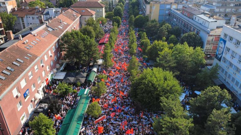 VIDEO-FOTO/ Mijëra qytetarë protestuan kundër padrejtësive ndaj ish-krerëve të UÇK-së në Hagë