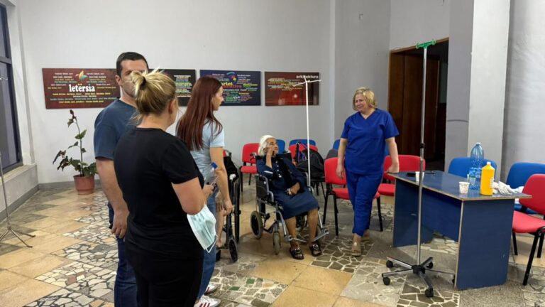 Situata kritike nga zjarret, Ministria e Shëndetësisë mobilizon strukturat në zonat e rrezikuara