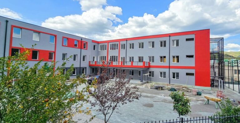 Transformohet një tjetër shkollë, “Meleq Gosnishti” në Përmet gati të presë nxënësit në shtator